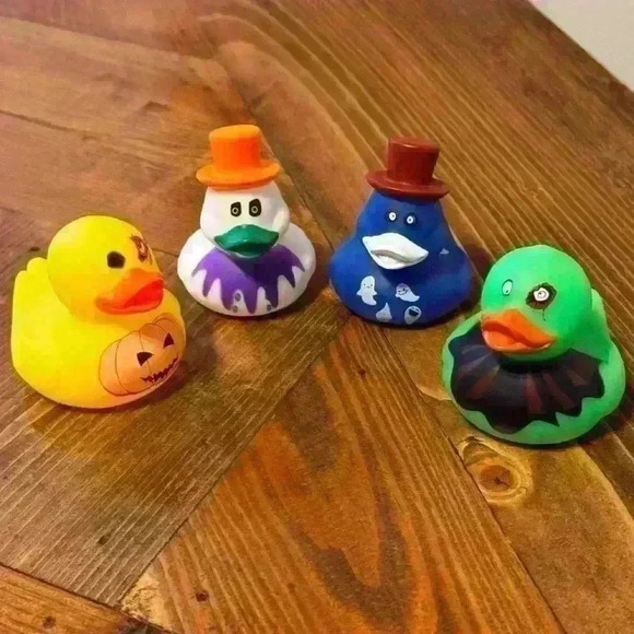 NWOT Set of 4 Variety Halloween Mini Rubber Duckies - Picture 6 of 6